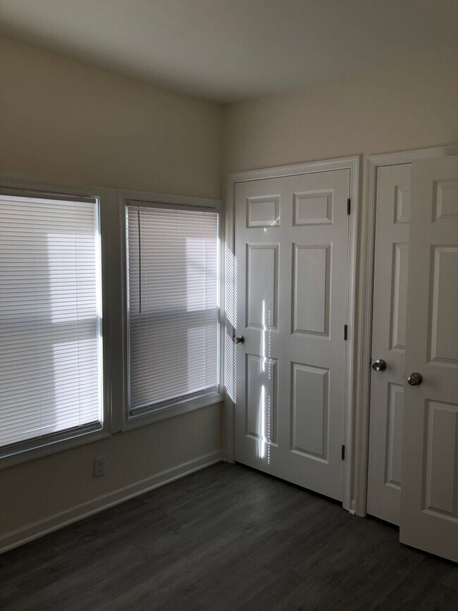 Building Photo - Renovated Duplex