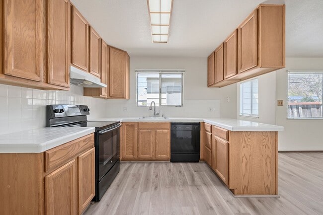 Building Photo - Nice 4BR/2.5BA Home in GREAT Location!