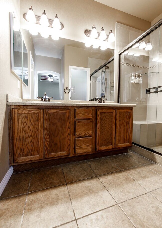 Building Photo - Westside 3 Bed Townhouse in Gold Hill Mesa