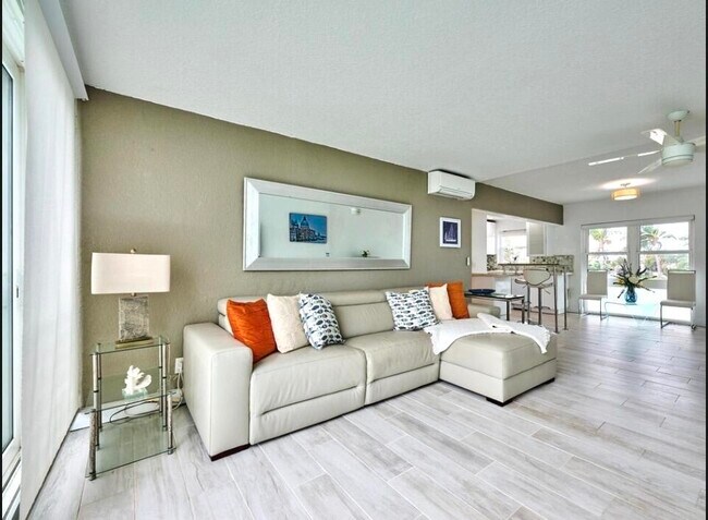 Building Photo - 1021 Hillsboro Mile