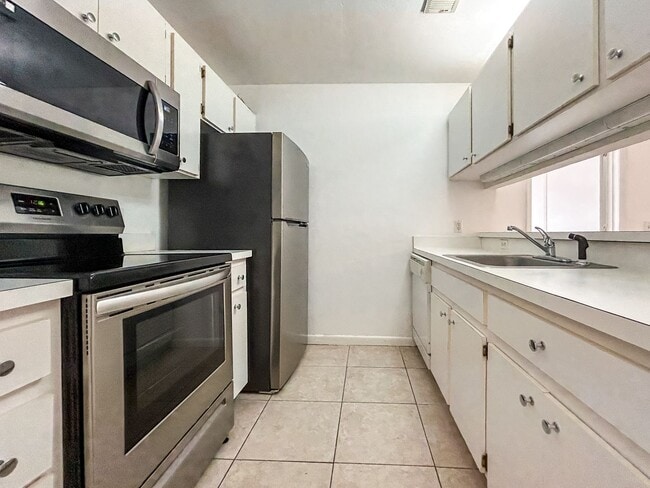 Building Photo - ROOM FOR RENT Charming 1/1 in University T...