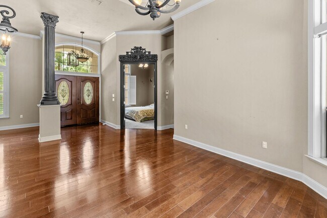 Building Photo - Executive Gainesville Rental: Custom 4 Sui...