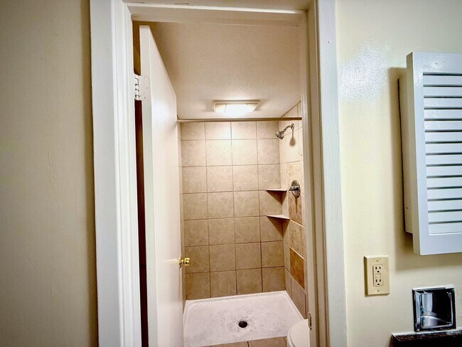 Building Photo - 6571 Poplar Ave