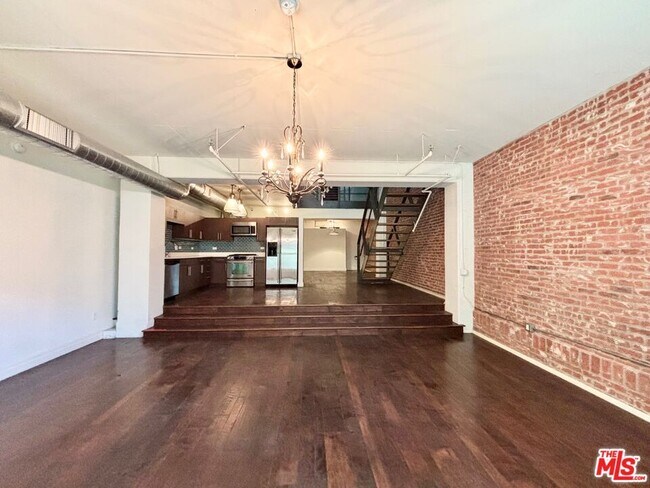 Building Photo - 510 S Hewitt St