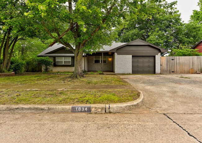 Building Photo - 1627 Surrey Dr