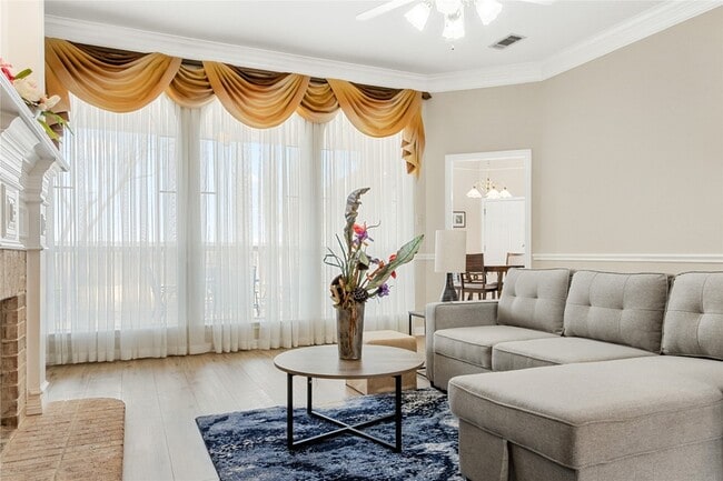 Building Photo - 118 W Greenbriar Ln