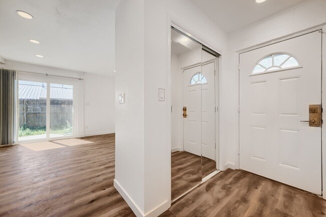 Building Photo - Move in ready unit on Fairway!