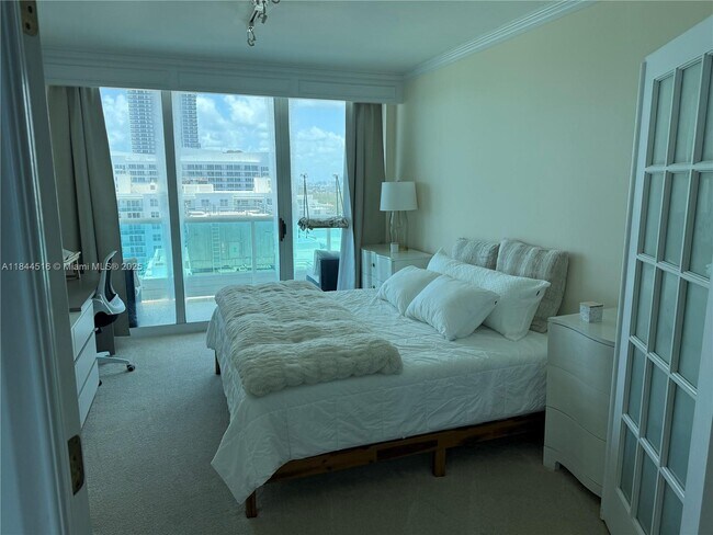 Building Photo - 5025 Collins Ave