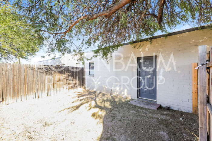 Building Photo - 302 W Flores St