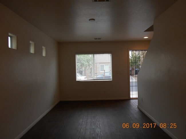 Building Photo - 3 Bedroom Single Family