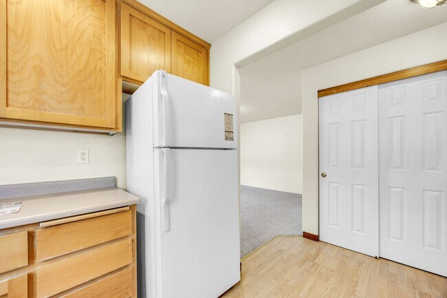Building Photo - Comfortable 2-Bedroom 2-Bathroom Upstairs ...
