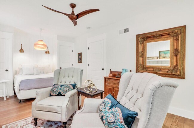 Building Photo - 543 Oakwood Trl