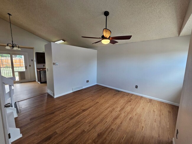 Building Photo - 4 Bed 3 Bath Home in 80911!
