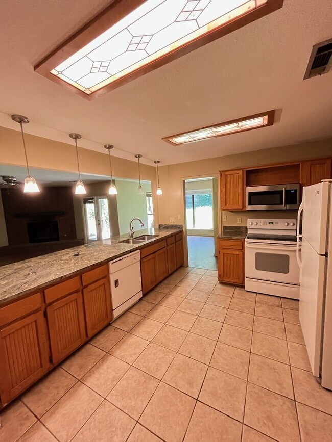Building Photo - 3 bedroom 2 bath home, large lot, close to...