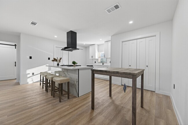 Building Photo - 6621 Jason St