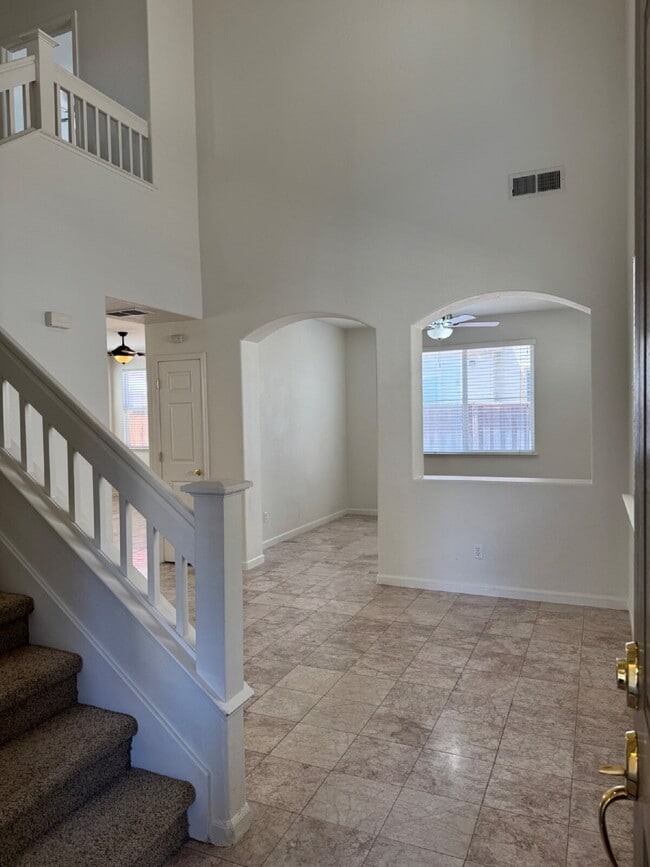 Building Photo - Beautiful 3 Bed, 2.5 Bath Green Valley Sin...