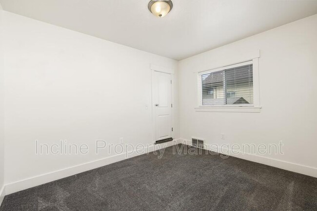 Building Photo - 792 500 N