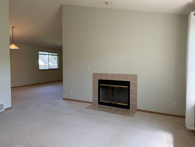 Building Photo - Everett 3 Bedroom Rambler