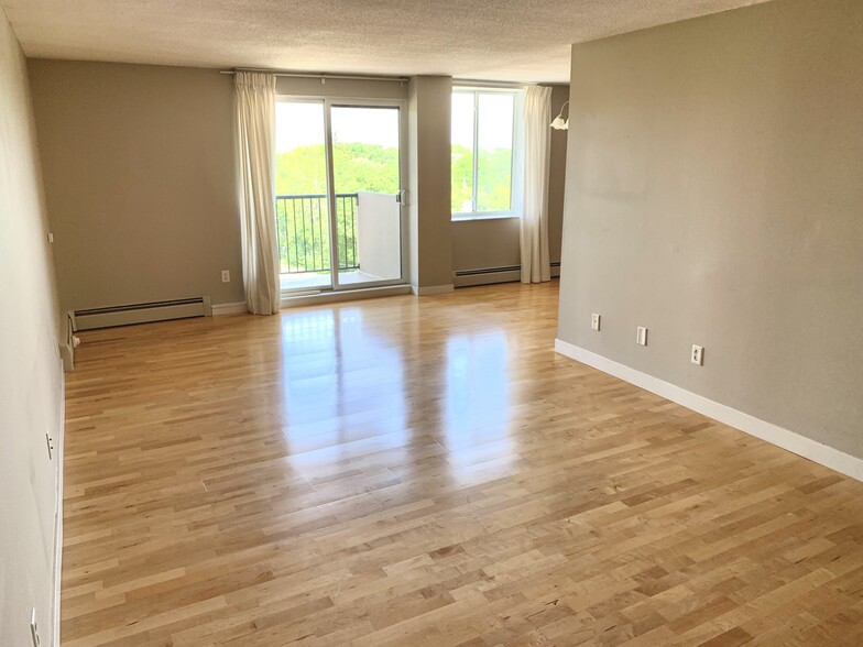 Living room - 2800 W 44th St