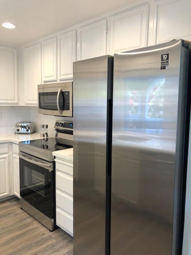Building Photo - Desirable Redwood Shores Townhouse