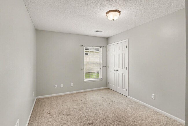 Building Photo - 109 Larkspur Dr