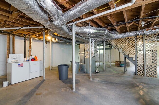 Building Photo - 6670 Castleton Dr NW