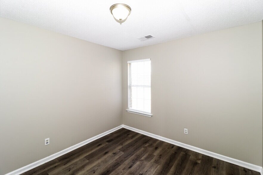 Building Photo - 5560 Mary Ln