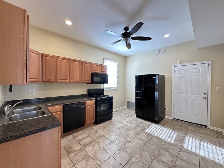 Building Photo - 2028 N Hamlin Ave