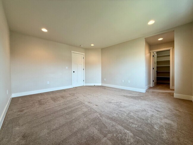 Building Photo - GORGEOUS OPEN LAYOUT HOME IN OLD FARM DISTRICT!