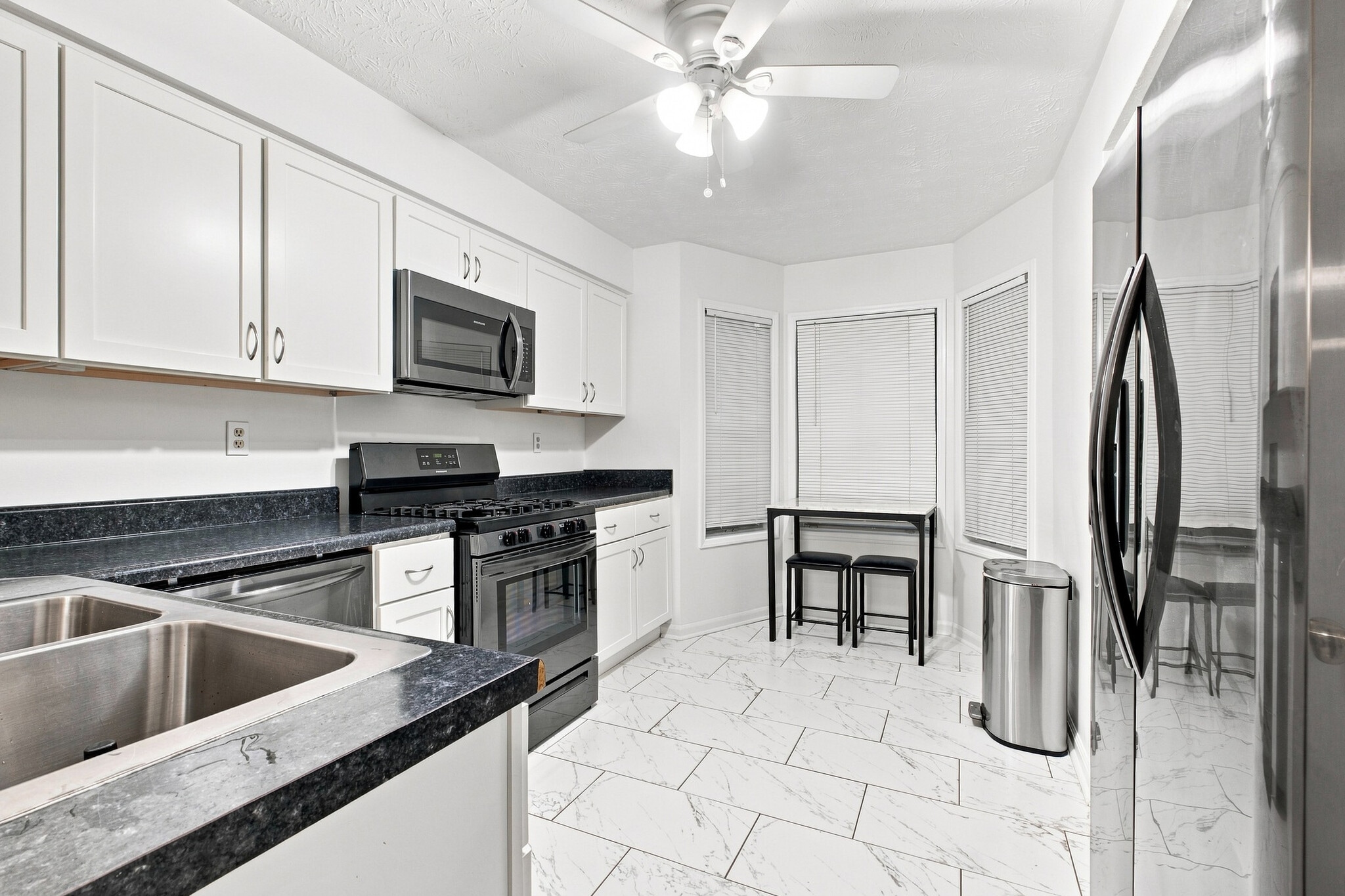 Kitchen with Breakfast Nook - 6425 Pinebark Way