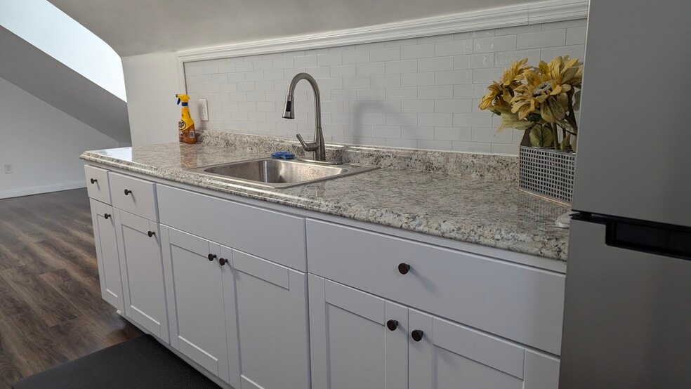 Building Photo - 18 Ramapo Valley Rd