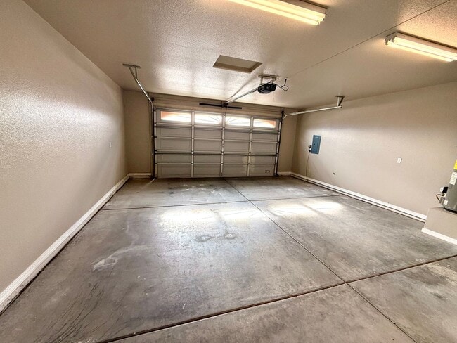 Building Photo - Great 3 Bedroom Duplex near the Kingman Hospital!