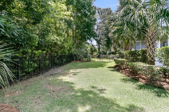 Building Photo - Newly Refreshed Single Story Home in Carol...