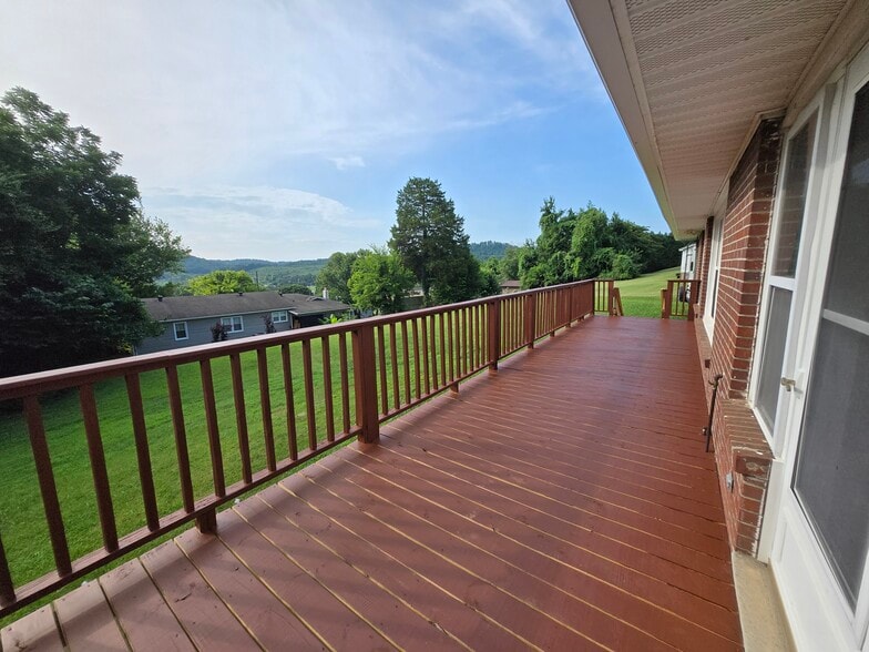Large deck - 507 Robinson Dr