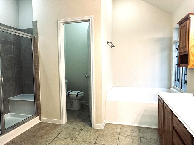 Building Photo - 2910 Sandleigh Dr