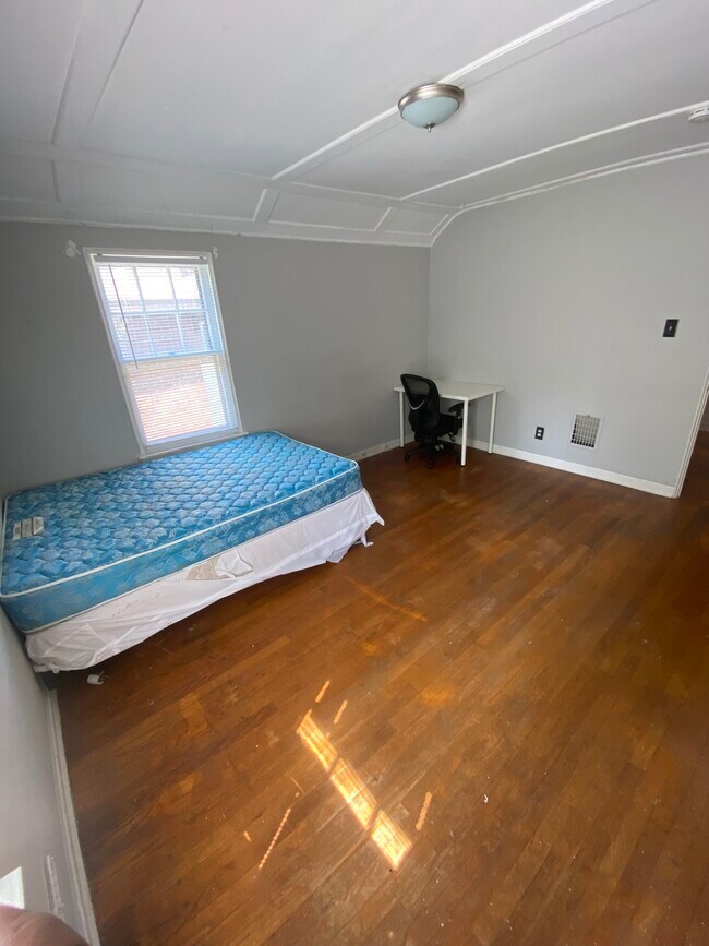 upper bedroom - 1033 Ackerman Ave