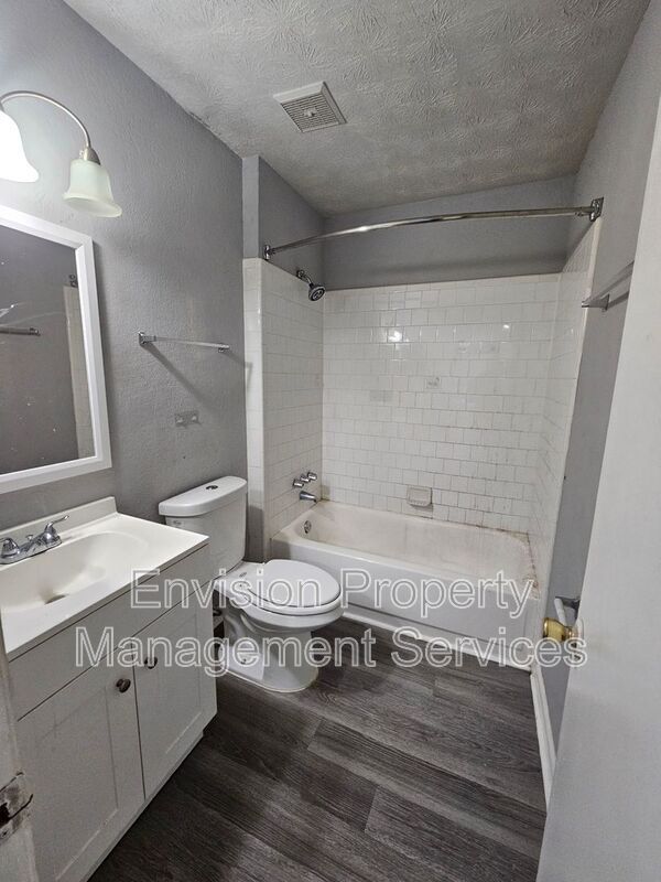 Building Photo - 966 Pine Hollow Rd