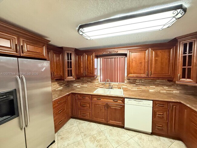 Building Photo - 9357 Fontainebleau Blvd