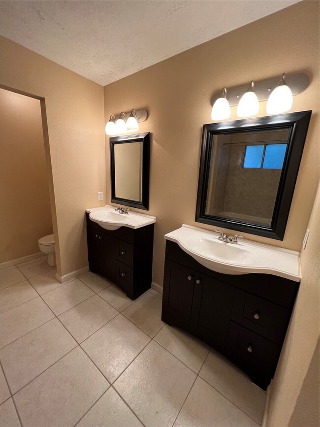 Building Photo - 8507 Grove Park Dr