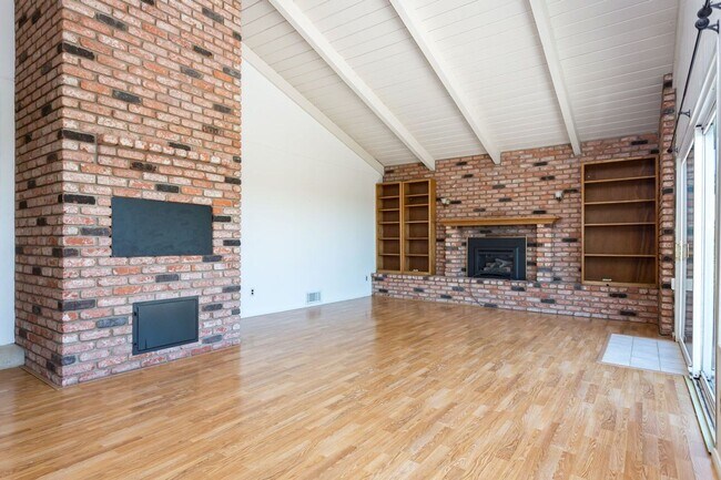 Building Photo - Large Traditional Home in La Mesa!