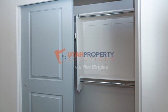 Building Photo - 1025 W 400 S