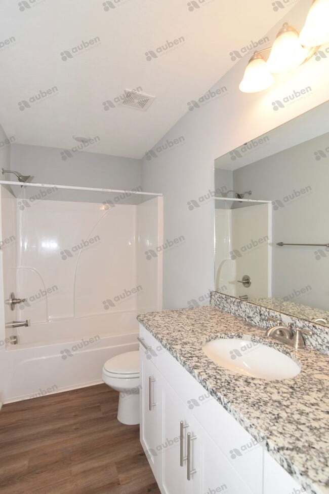 Building Photo - Like new 3 bed/3 bath single-family home f...