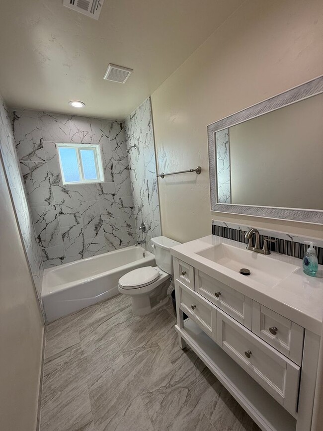 Building Photo - Gorgeous 2 Bedroom/1 Bathroom Home