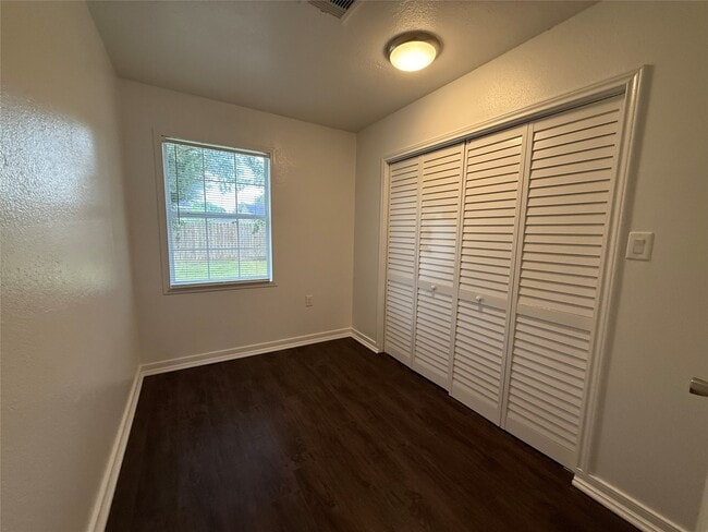 Building Photo - 9433 Rosehaven Dr