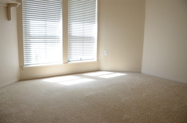 Building Photo - 10807 Emery Dr