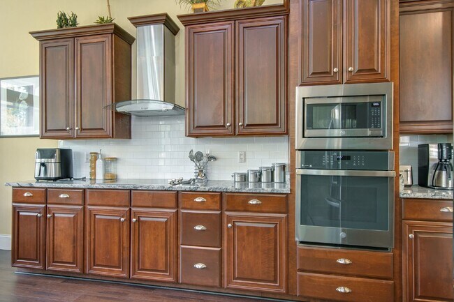 Building Photo - "Charming 3 Bed, 2.5 Bath Rental in Blufft...