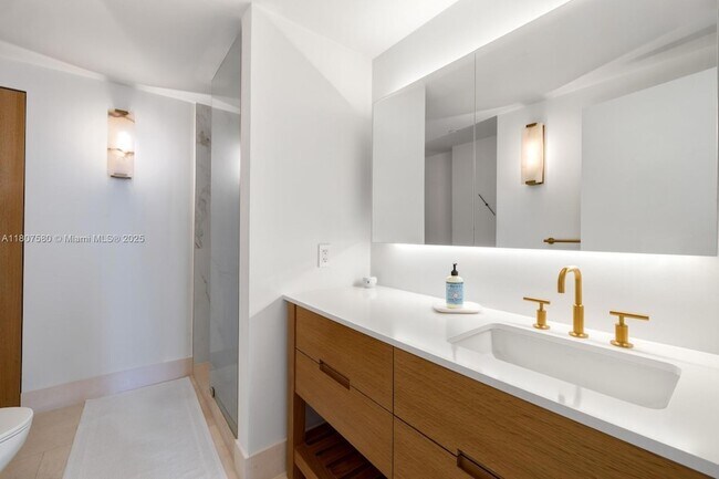 Building Photo - 10205 Collins Ave