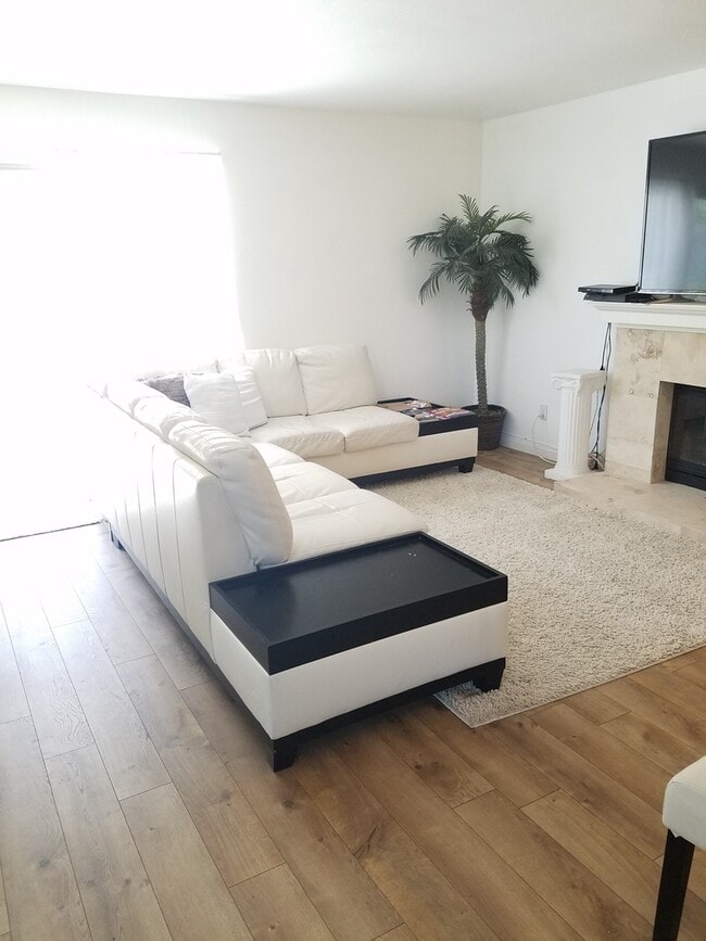 Building Photo - 4 bedroom 2.5 bath + Office Home in beauti...