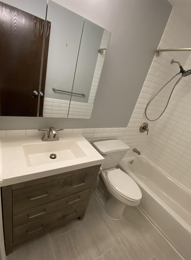 Building Photo - 16 N End Dr