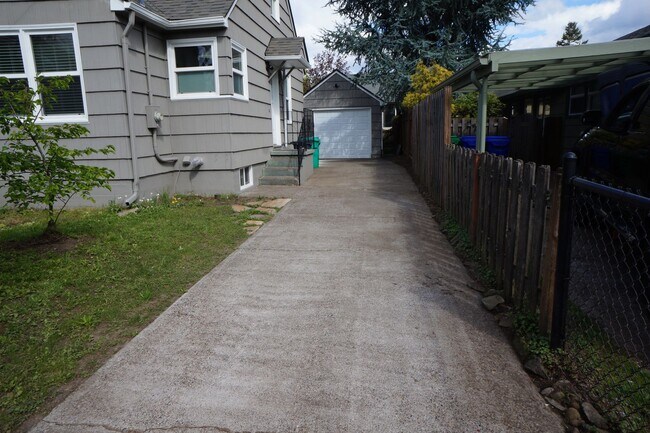 Building Photo - SE Portland 3-bedroom remodeled Bungalow